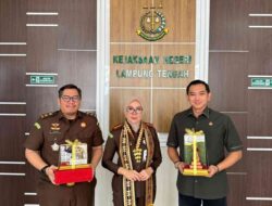 MASYARAKAT LINTAS SUKU DUKUNG DAN APRESIASI KEJARI LAMTENG TEGAKAN HUKUM YANG PROFESIONAL DAN BERINTEGRITAS