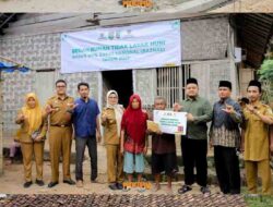 Dua Keluarga di Kedondong dan Negeri Katon Terima Bantuan Bedah Rumah dari Bupati Nanda