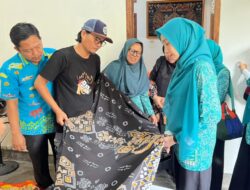 Dorong Kemandirian Ekonomi Kreatif, Ketua TP PKK Tubaba Tinjau Rumah Batik Kirana di Way Kenanga
