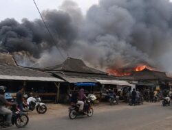 Empat Armada dan 22 Personel Damkar Tubaba Diterjunkan Padamkan Kebakaran Pasar Mulya Kencana