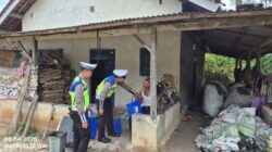 Wujud Kepedulian Polri Satlantas Polres Mesuji Bagikan Sembako