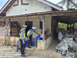 Wujud Kepedulian Polri Satlantas Polres Mesuji Bagikan Sembako