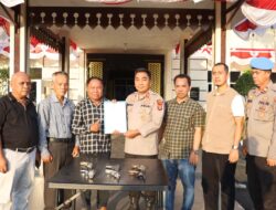 Tokoh Masyarakat Talang Gunung Serahkan 6 Pucuk Senpi Rakitan ke Polres Mesuji