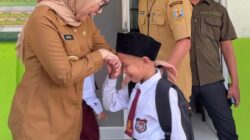 Bupati Way Kanan Tinjau Pelaksanaan Gerakan Ayah Mengantar Anak Sekolah