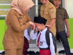 Bupati Way Kanan Tinjau Pelaksanaan Gerakan Ayah Mengantar Anak Sekolah