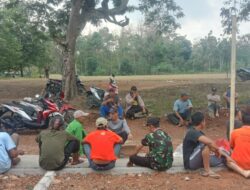 Kepala Desa Sugiyanto Pimpin Warga Desa Cipadang Gotong Royong Bersihkan Lapangan Jelang Agustusan