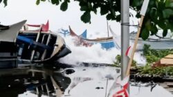 Gelombang Teluk Semaka Meningkat, Area Breakwater Pelabuhan Kota Agung Disterilkan