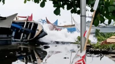 Gelombang Teluk Semaka Meningkat, Area Breakwater Pelabuhan Kota Agung Disterilkan