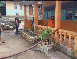 Damkar Tanggamus Bergerak Tangani Dampak Abu Vulkanik Gunung Anak Krakatau