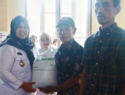Pemkab Pringsewu Salurkan Bantuan Pangan Kepada 692 Warga Ambarawa Barat 