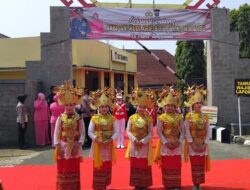 Tari Siger Pengunten Sambut Kapolres Tanggamus, Nuansa Adat Lampung Warnai Mapolres