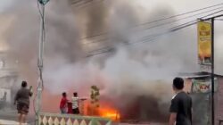 Warung Besar di Dekat SPBU Kota Agung Terbakar, Damkarmat Kerahkan 12 Personel